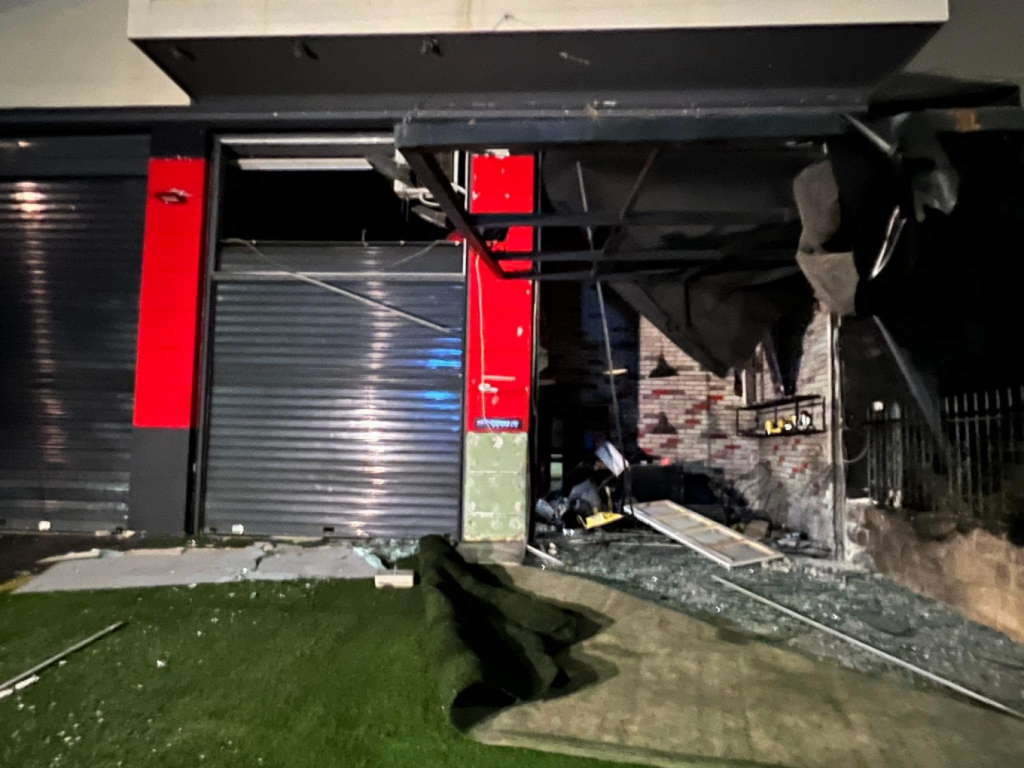 Έκρηξη βόμβας σε πλυντήριο αυτοκινήτων στη Γλυφάδα! Σύζυγος γνωστού μοντέλου ο ιδιοκτήτης! (ΒΙΝΤΕΟ)