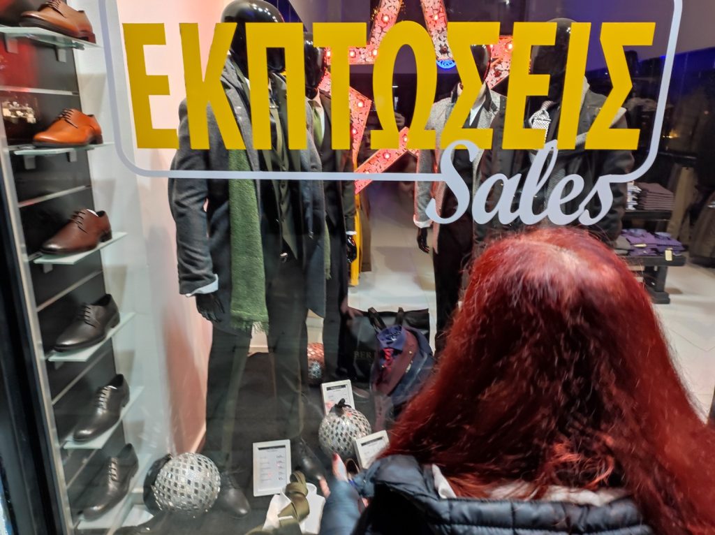 Πότε ξεκινούν οι οι χειμερινές εκπτώσεις – Ποιες Κυριακές θα είναι ανοιχτά τα καταστήματα