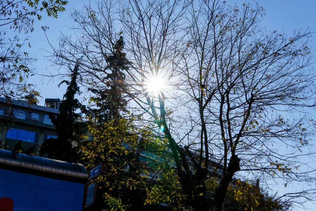 Με ήλιο και άνοδο θερμοκρασίας ξεκινά η εβδομάδα! Αναλυτική πρόγνωση για Δευτέρα και Τρίτη