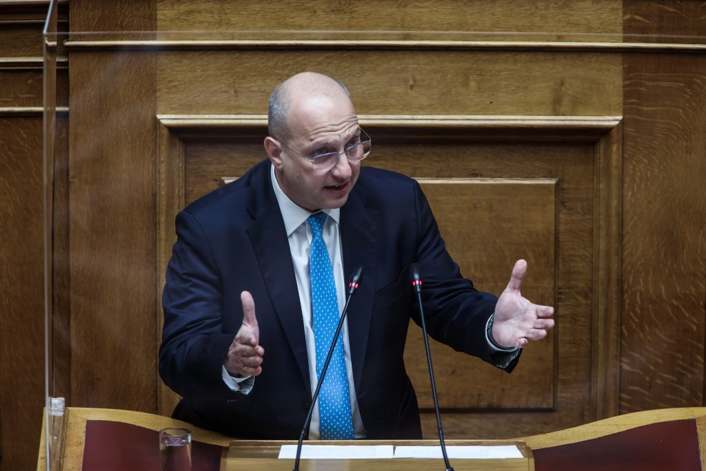 «Πρέπει να πληρώνονται καλύτερα» λέει για τους αστυνομικούς ο Οικονόμου