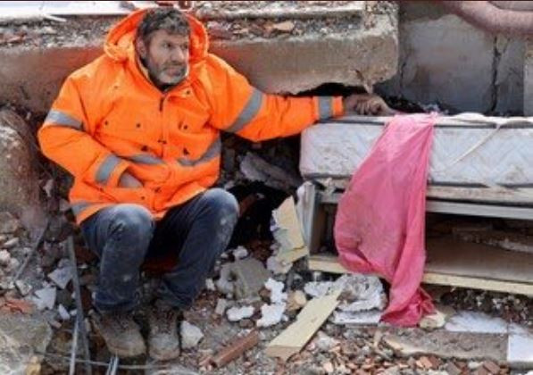 «Η κόρη μου, Ερμάκ»: Η ιστορία πίσω από τη φωτογραφία που ράγισε καρδιές παγκοσμίως