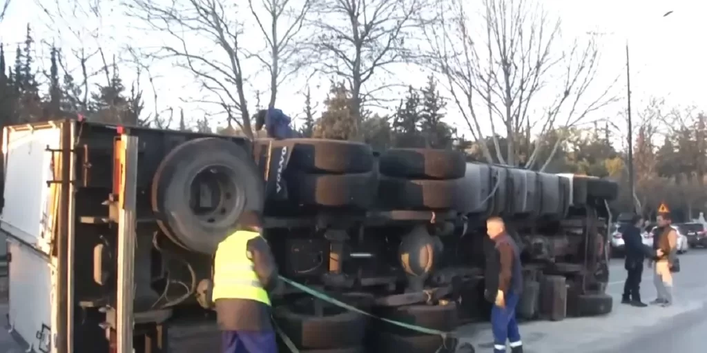 Καραμπόλα έξι ΙΧ κι ενός φορτηγού στην λεωφόρο Αθηνών
