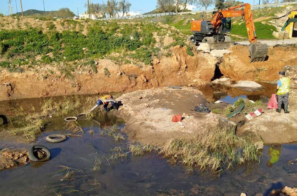 Με εντατικούς ρυθμούς από συνεργεία της Περιφέρειας Αττικής ο καθαρισμός των ρεμάτων της Αττικής