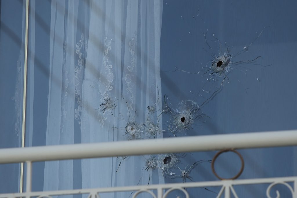 «Γάζωσαν» με καλάσνικοφ σπίτια στην Αγία Βαρβάρα! (ΒΙΝΤΕΟ)