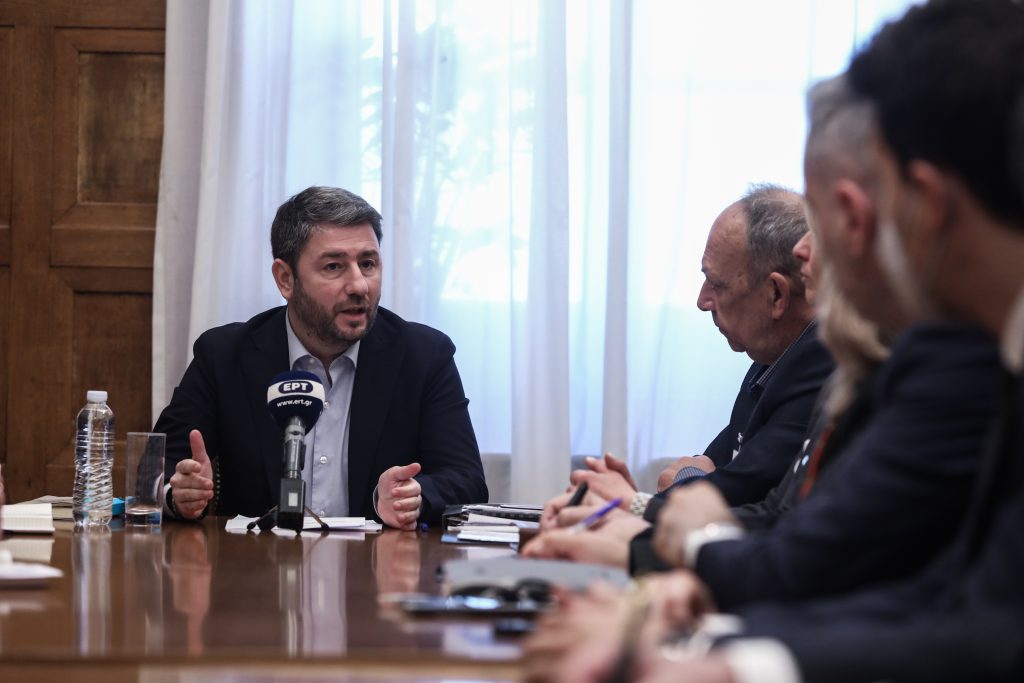 Πρωτοβουλίες που θωρακίζουν μεσαία τάξη και ευάλωτους ζήτησε με δανειολήπτες και καταναλωτές ο Ανδρουλάκης