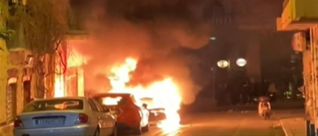 Μολότοφ σε διμοιρίες των ΜΑΤ στα Εξάρχεια! Στις φλόγες αυτοκίνητα! (ΒΙΝΤΕΟ)