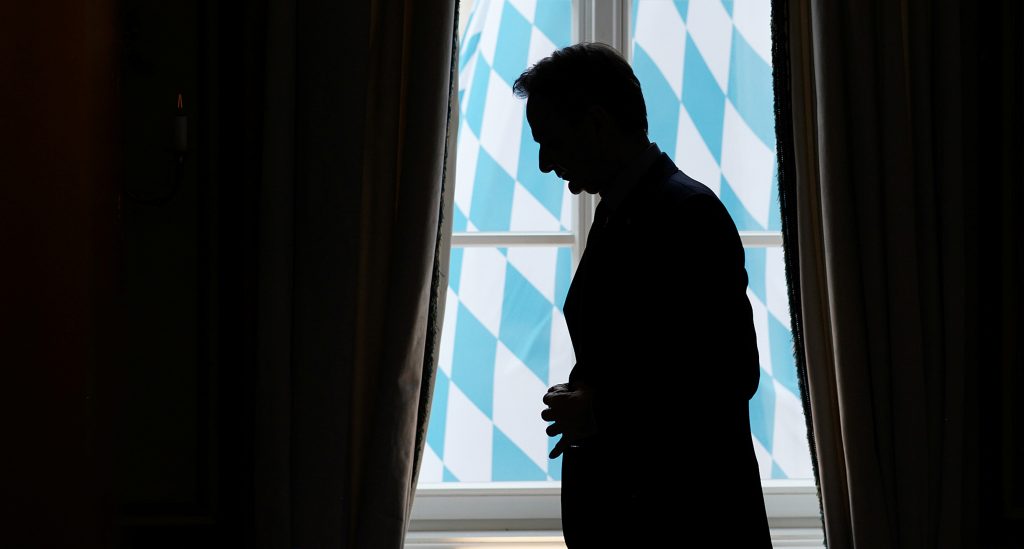 Γιατί το Μέγαρο Μαξίμου εκτιμά πως η δημοσκοπική εικόνα θα αλλάξει μέχρι τoν Μάιο