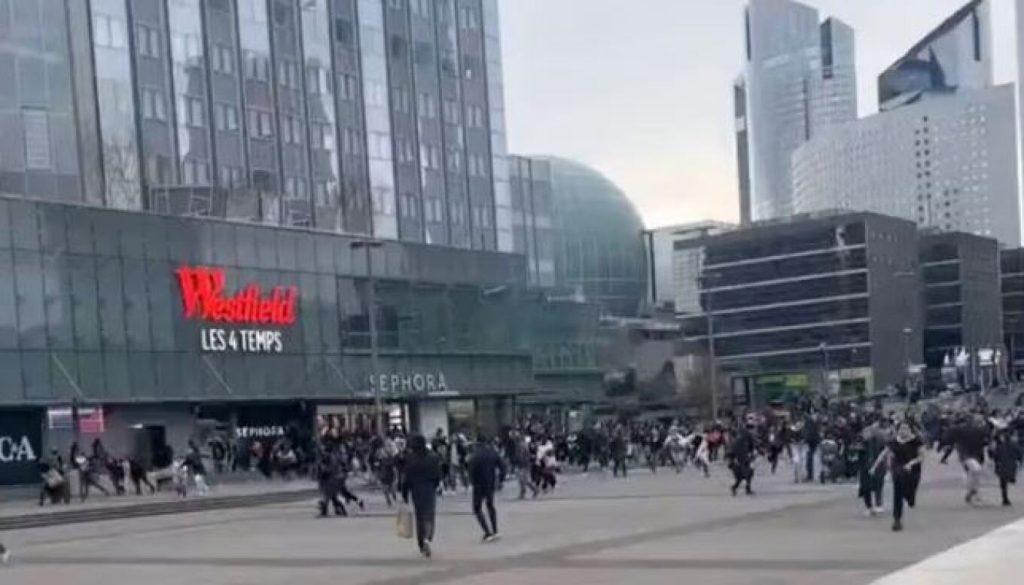 Πανικός από κρότο σε εμπορικό κέντρο του Παρισιού! (ΒΙΝΤΕΟ)