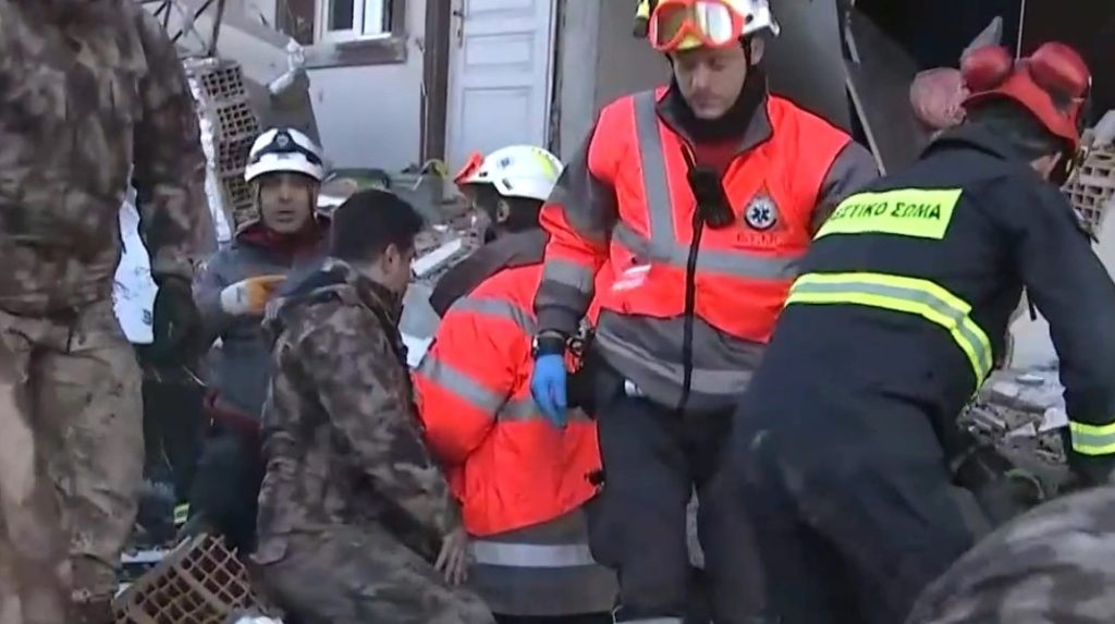 Η ΕΜΑΚ απεγκλώβισε ζωντανή 6χρονη από τα συντρίμμια του σεισμού στην Τουρκία