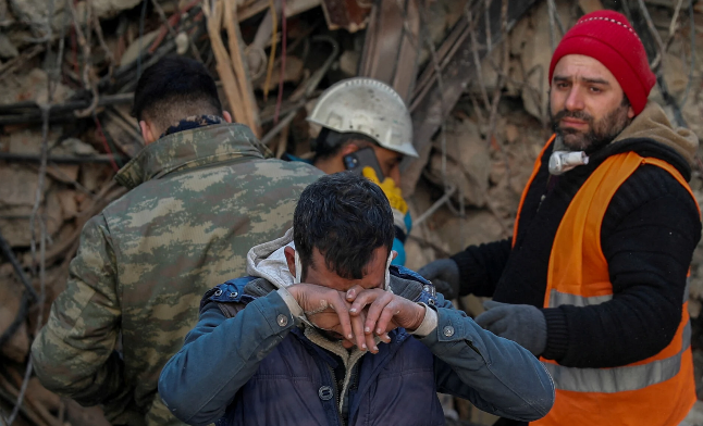 Τουρκία: «Θα περιμένω εδώ όλη μου τη ζωή» – Άνδρας δεν φεύγει από τα συντρίμμια