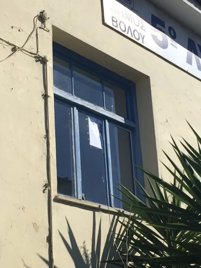 Βόλος: Συμμορία 20 νεαρών κουκουλοφόρων έκαναν «έφοδο» με καδρόνια σε σχολεία