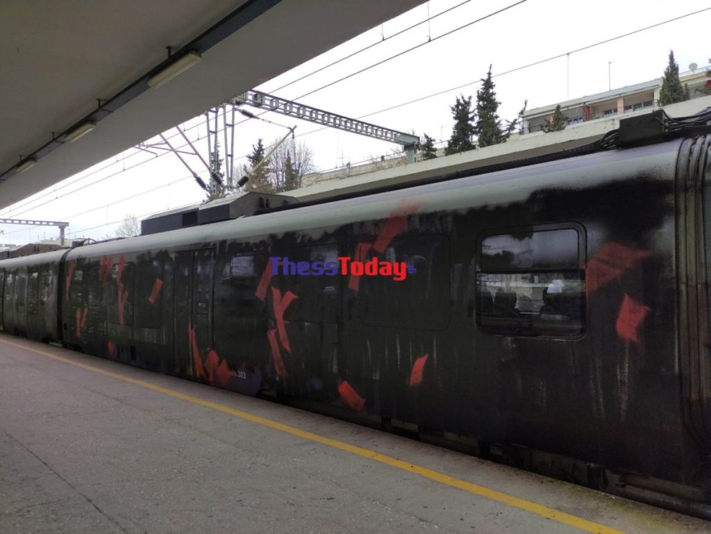 Θεσσαλονίκη: Έβαψαν με μαύρη μπογιά βαγόνια του ΟΣΕ για την τραγωδία στα Τέμπη