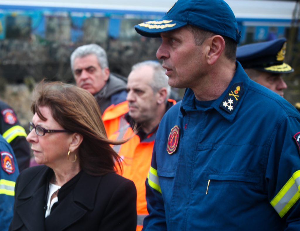 Σύγκρουση τρένων στα Τέμπη: Στον τόπο της τραγωδίας η Σακελλαροπούλου – Άφησε λουλούδια στα συντρίμμια