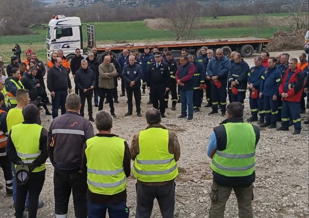 Φόρος τιμής στους νεκρούς των Τεμπών από πυροσβέστες, διασώστες και εργαζόμενους που επιχειρούν στο σημείο