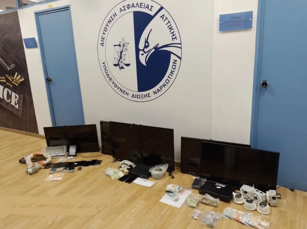 Καρέ-καρέ η επιχείρηση της Δίωξης Ναρκωτικών σε σπίτια στη Αγία Βαρβάρα