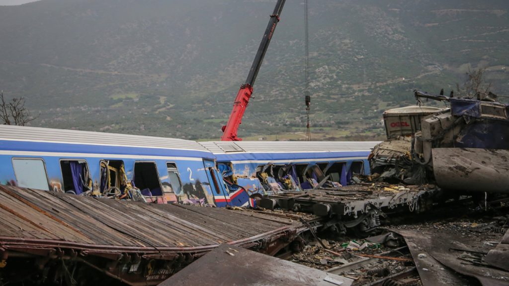 Σύγκρουση τρένων στα Τέμπη: Ανεβαίνει δραματικά ο αριθμός των θυμάτων