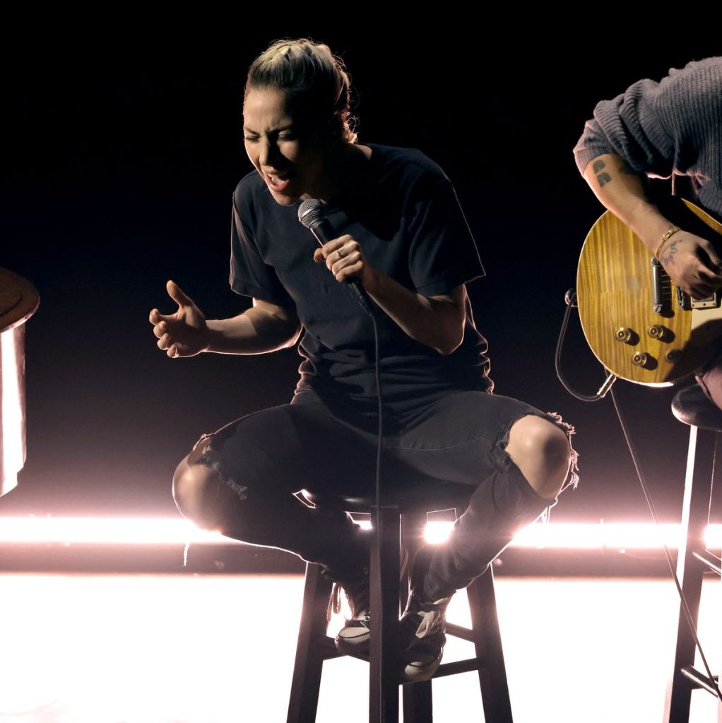 Η εμφάνιση έκπληξη της… αγνώριστης Lady Gaga στη σκηνή των Όσκαρ