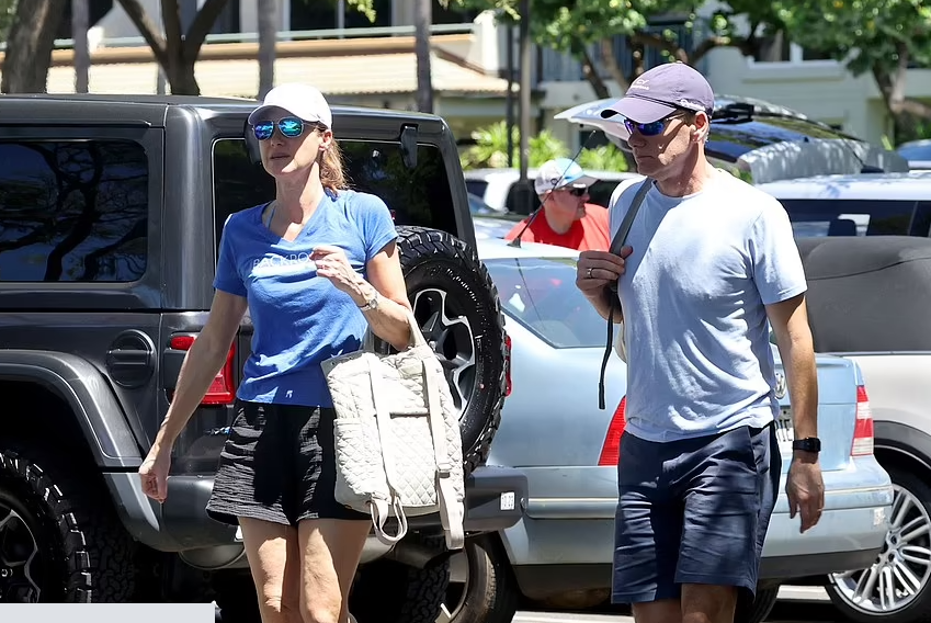 Τον ήλιο απολαμβάνει στη βίλα του στη Χαβάη ο πρώην CEO της Sillicon Valley Bank μετά την κατάρρευσή της τράπεζας