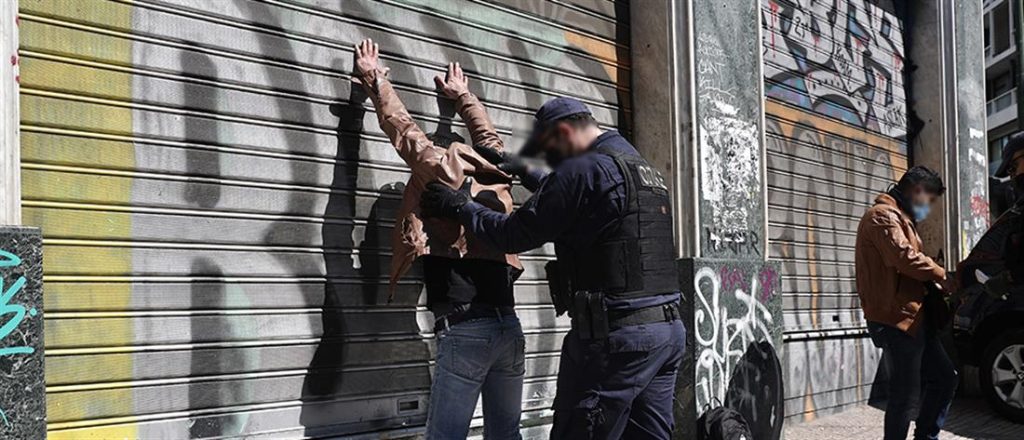 Επιχείρηση «σκούπα» της ΕΛ.ΑΣ στη Δυτική Αττική – Τρεις συλλήψεις για ναρκωτικά, 44 προσαγωγές