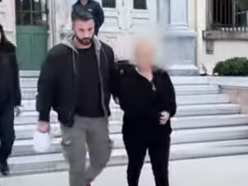 Στον ανακριτή η 49χρονη που έβαλε φωτιά στον σύζυγό της στη Μυτιλήνη – «Τη χτυπούσε συστηματικά»