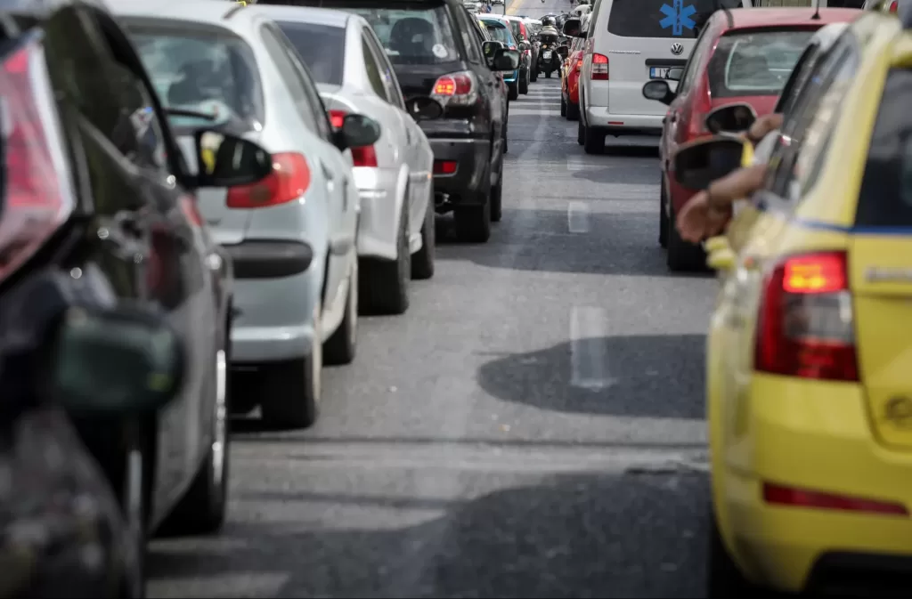 Κυκλοφοριακό κομφούζιο στην Αθηνών-Λαμίας μετά από τροχαίο – Τούμπαρε ΙΧ