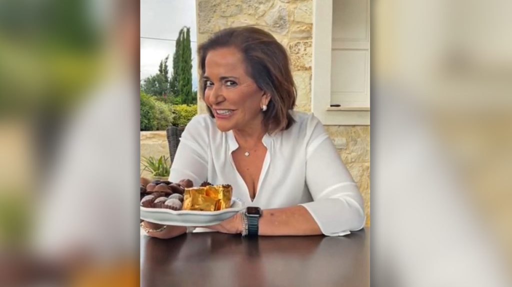 Η Ντόρα Μπακογιάνννη άνοιξε λογαριασμό στο TikTok και στο πρώτο της βίντεο κέρασε… «σσσσοκολατάκι»