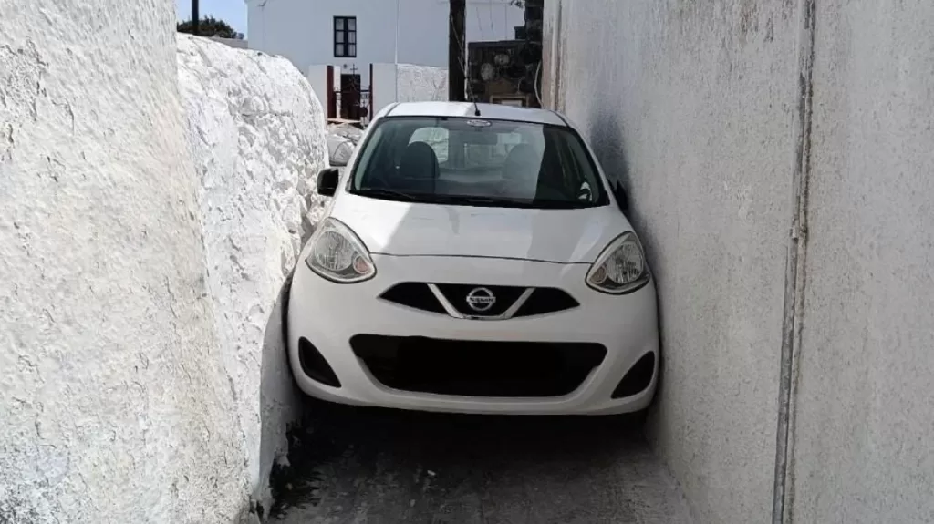 Αυτοκίνητο σφήνωσε σε στενό δρομάκι της Σαντορίνης