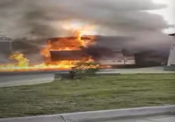 Κάηκε ολοσχερώς αστικό λεωφορείο στη Θεσσαλονίκη (ΒΙΝΤΕΟ)