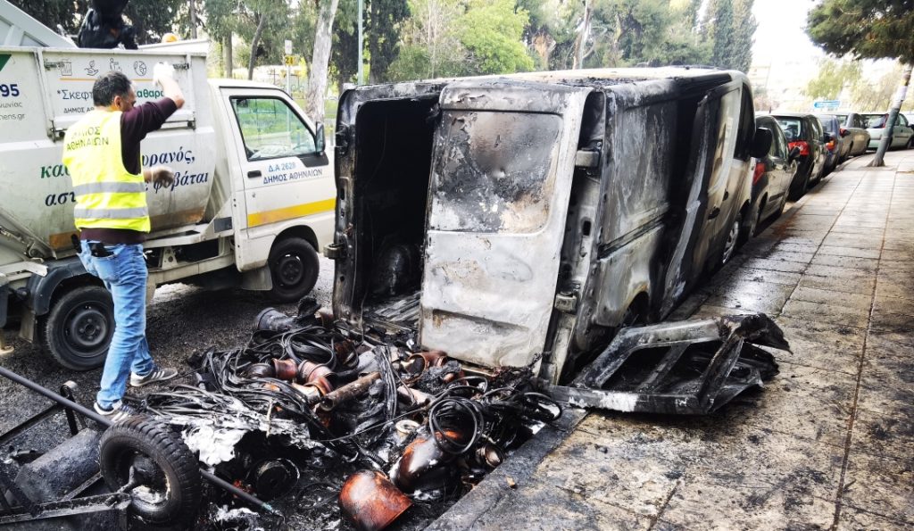 Επεισόδια στην Πανεπιστημιούπολη Ζωγράφου – Φωτιές σε κάδους και ζημιές σε αυτοκίνητα
