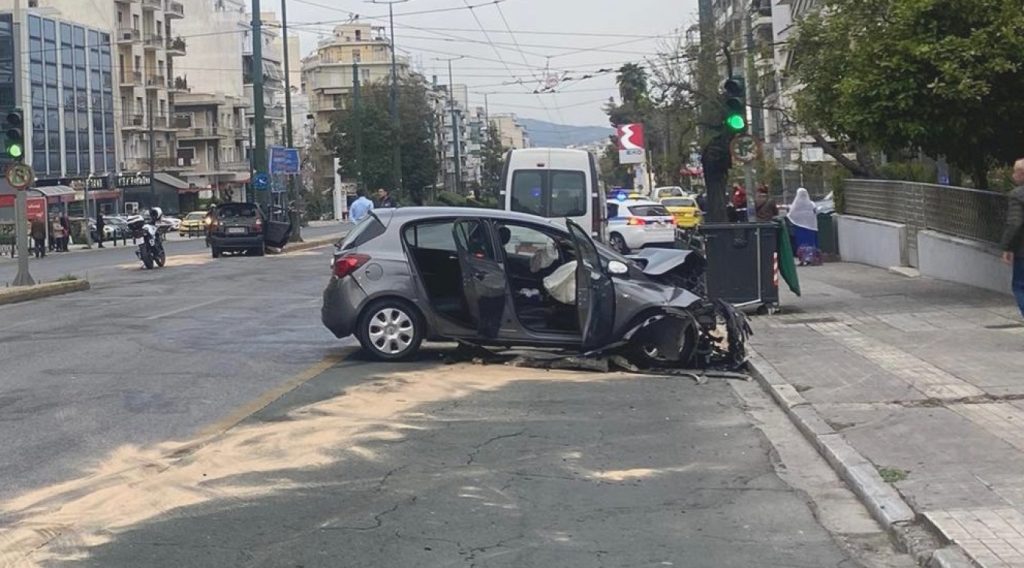 Τρεις τραυματίες από τροχαίο στην λεωφόρο Αλεξάνδρας