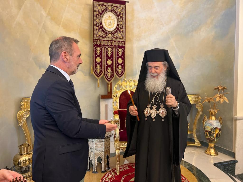 Ταξιδεύει στην Ελλάδα το Άγιο Φως – Η παράδοση στον Κατσανιώτη