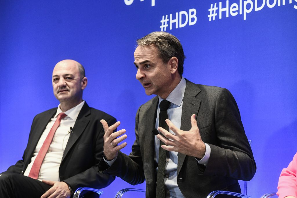 «Στόχος μας οι καλύτεροι μισθοί» διεμήνυσε παρουσιάζοντας το «εργαλείο» της Αναπτυξιακής Τράπεζας ο Μητσοτάκης