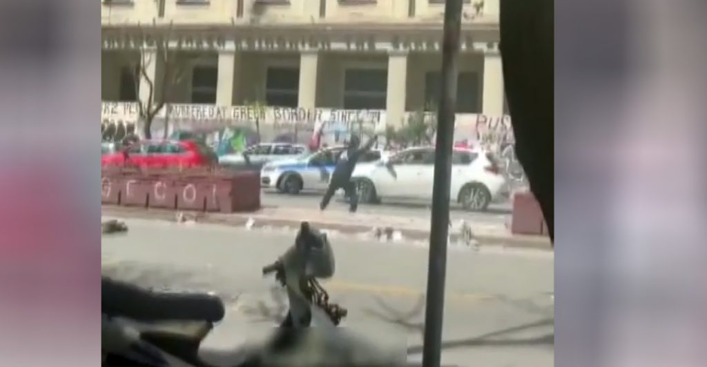 Αναρχικοί επιτέθηκαν με πέτρες σε περιπολικό και αστυνομικός πυροβόλησε στον αέρα! Βίντεο-ντοκουμέντο!