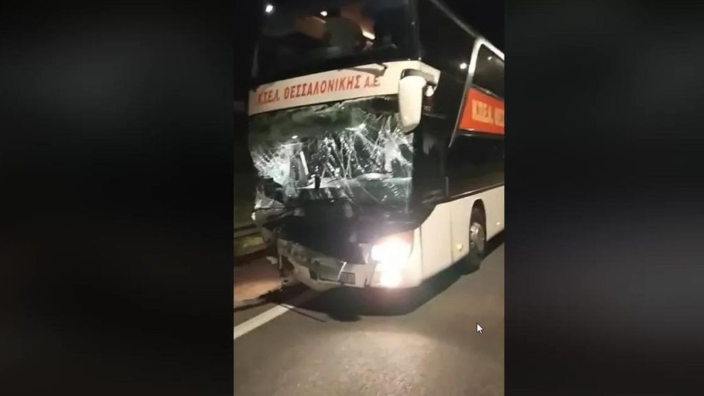 ΚΤΕΛ έπεσε πάνω σε δύο ΙΧ στον Πλαταμώνα! Ένας νεκρός και 5 τραυματίες! (ΒΙΝΤΕΟ)