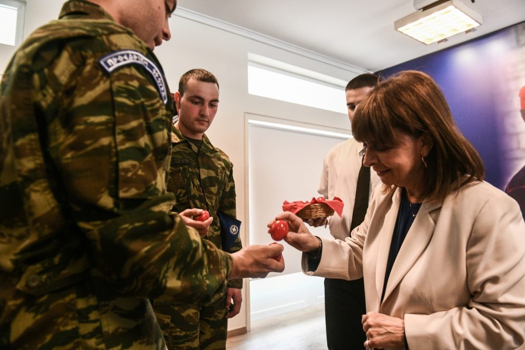 Ευχές και τσουγκρίσματα της Σακελλαροπούλου με την Προεδρική Φρουρά