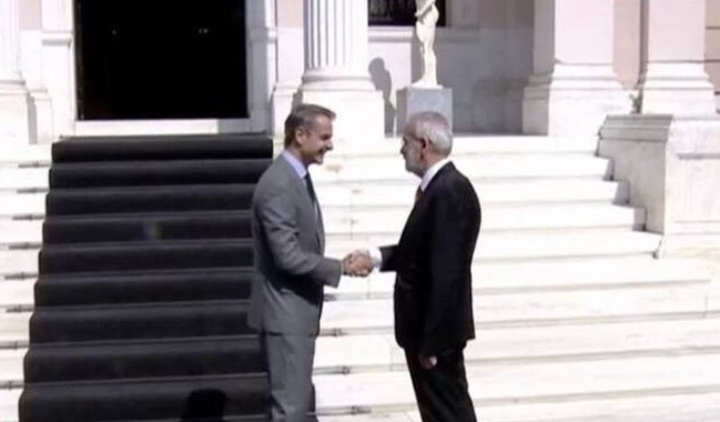 Στο Μαξίμου ο υπηρεσιακός πρωθυπουργός Ιωάννης Σαρμάς, παρέλαβε από τον Μητσοτάκη