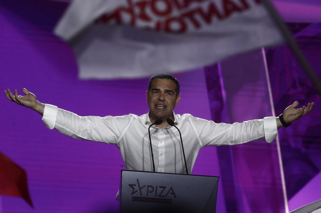 Τσίπρας από το Σύνταγμα: «Δεν θα παρεκκλίνει κανείς από το Συμβόλαιο Αλλαγής»