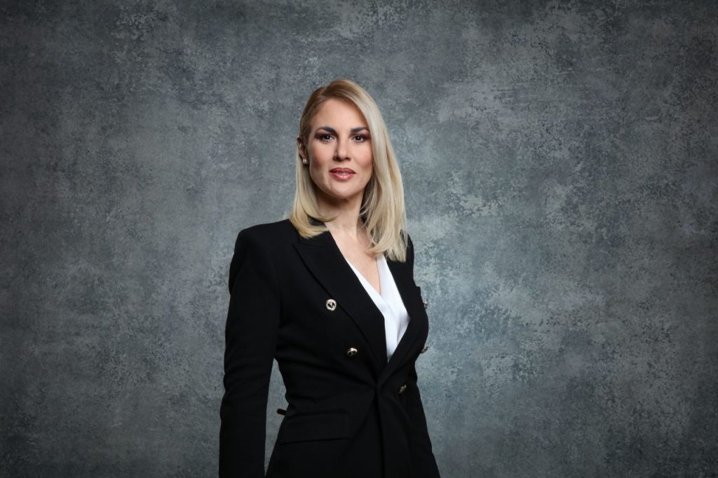 Η Ντόρα Κουτροκόη έρχεται στο ACTION 24 με την εκπομπή «Εξελίξεις», καθημερινά στις 18:00 – Πρεμιέρα σήμερα 2 Μαΐου