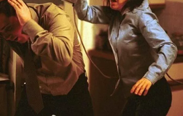 Χτύπησε τον γιο της στο κεφάλι και τον έστειλε στη ΜΕΘ – Νόμιζα ότι ήταν ο άντρας μου, δηλώνει η κατηγορούμενη