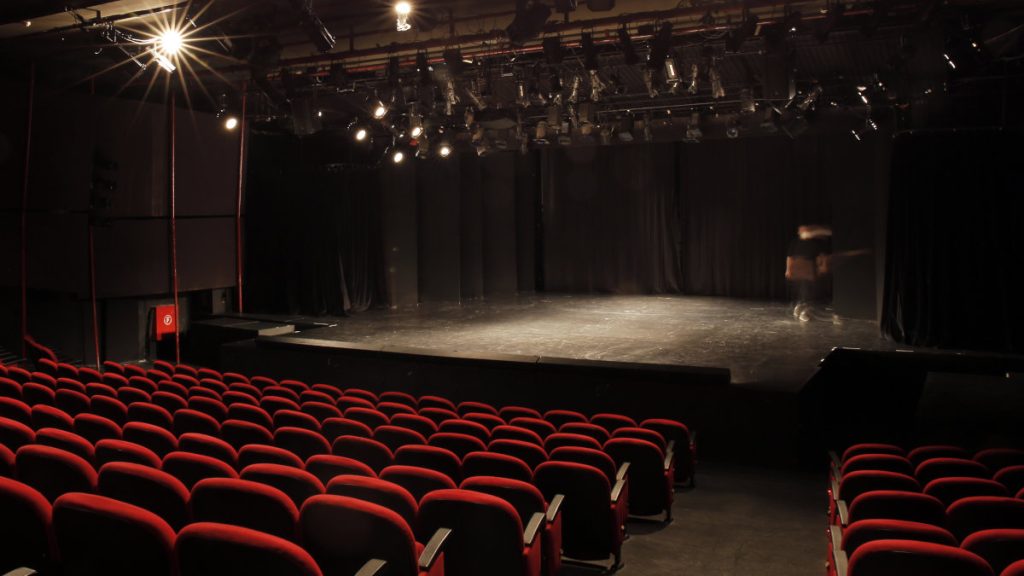 Μείωση του τέλους επιτηδεύματος κι επιδότηση σε αυτοαπασχολούμενους σε πολιτισμό και χειροτεχνία