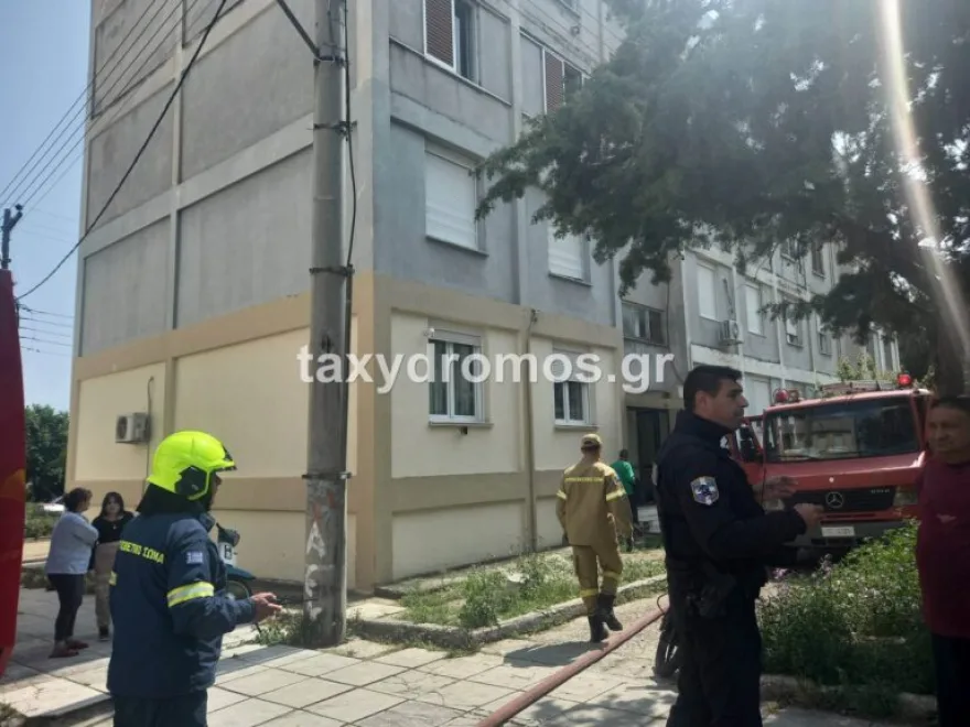 Φωτιά σε διαμέρισμα στον Βόλο – Στο νοσοκομείο 77χρονος