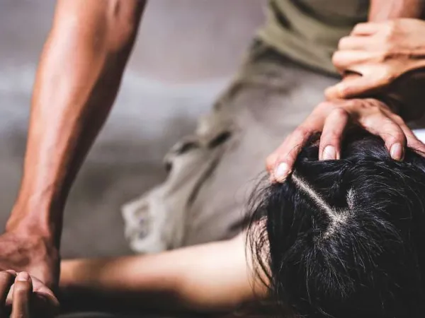 Θεσσαλονίκη: Ξυλοκόπησε άγρια την πρώην σύζυγό του και τη φίλη της γιατί δεν πάρκαρε καλά το αμάξι – Καταδικάστηκε σε 18 μήνες φυλάκιση