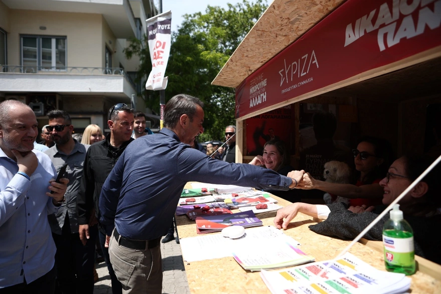 Τα περίπτερα ΣΥΡΙΖΑ και ΠΑΣΟΚ στην Κυψέλη επισκέφτηκε ο Μητσοτάκης