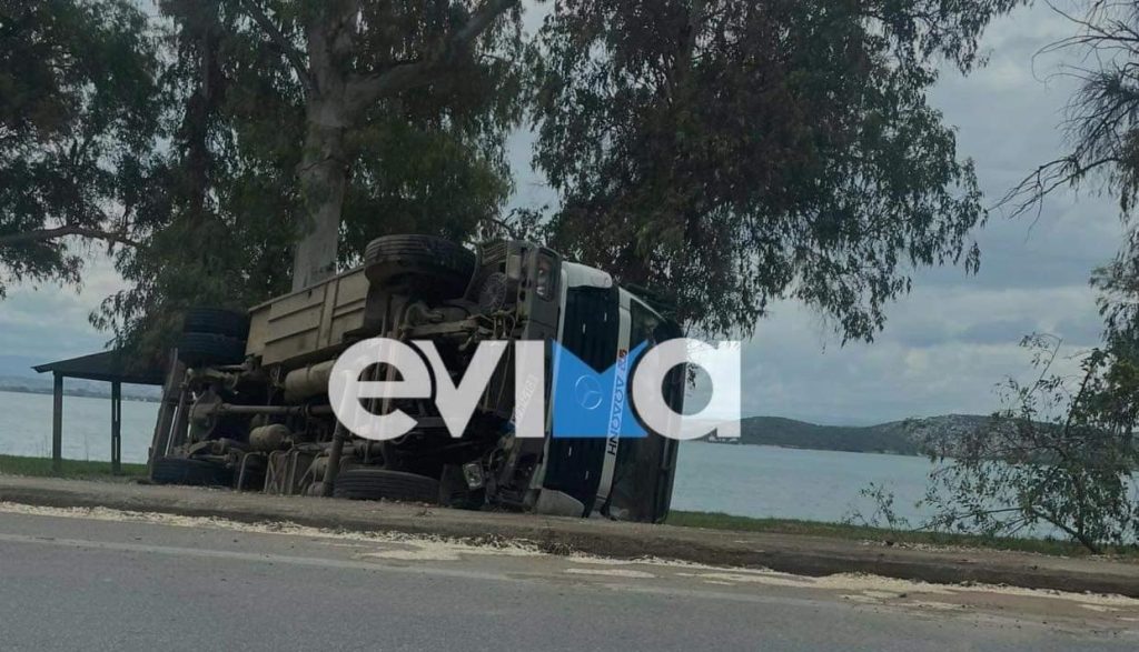 Ένα ακόμα τροχαίο: Νταλίκα τούμπαρε στα σφαγεία στη Χαλκίδα