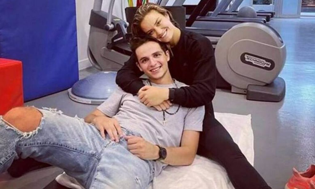 Χαλαρές στιγμές για Μητσοτάκη – Σάκκαρη: Νέα κοινή εμφάνιση σε έξοδο με φίλους