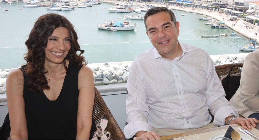 Με δημοσιογράφους στον Πειραιά ο Τσίπρας στο ευχαριστήριο τραπέζι