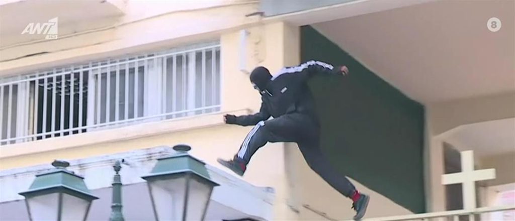 Απίστευτη καταδίωξη κουκουλοφόρων από ταράτσα σε ταράτσα στη Θεσσαλονίκη!