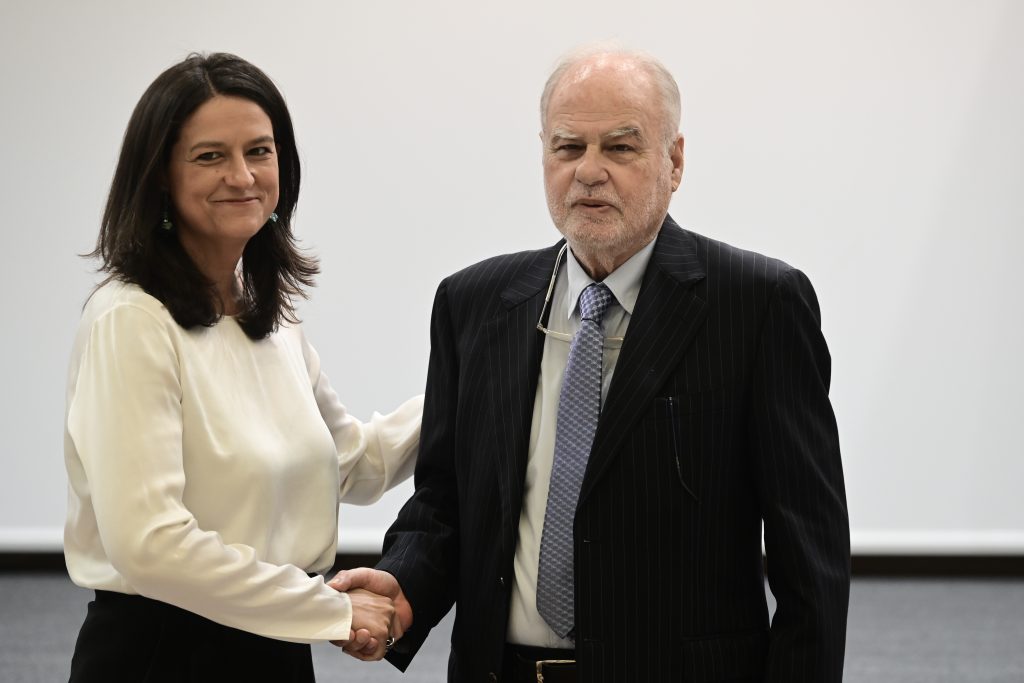 Ο πλούσιος απολογισμός και το «ευχαριστώ» της Κεραμέως στην παράδοση του Υπουργείου Παιδείας