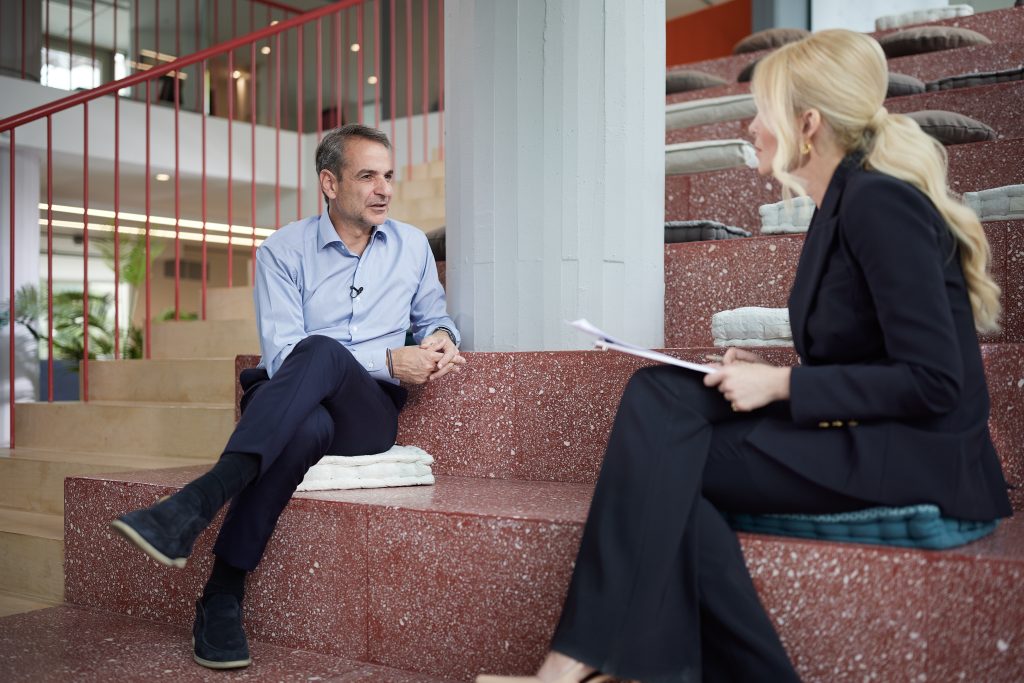 «Περισσότερες γυναίκες στο επόμενο υπουργικό και ισότητα στις αμοιβές» δεσμεύτηκε ο Μητσοτάκης