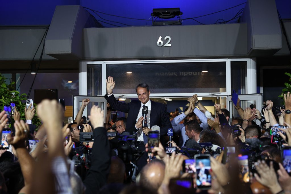 «Η Ελλάδα είναι σήμερα μπλε» διεμήνυσε ο Μητσοτάκης στον κόσμο που τον αποθέσωσε στην Πειραιώς